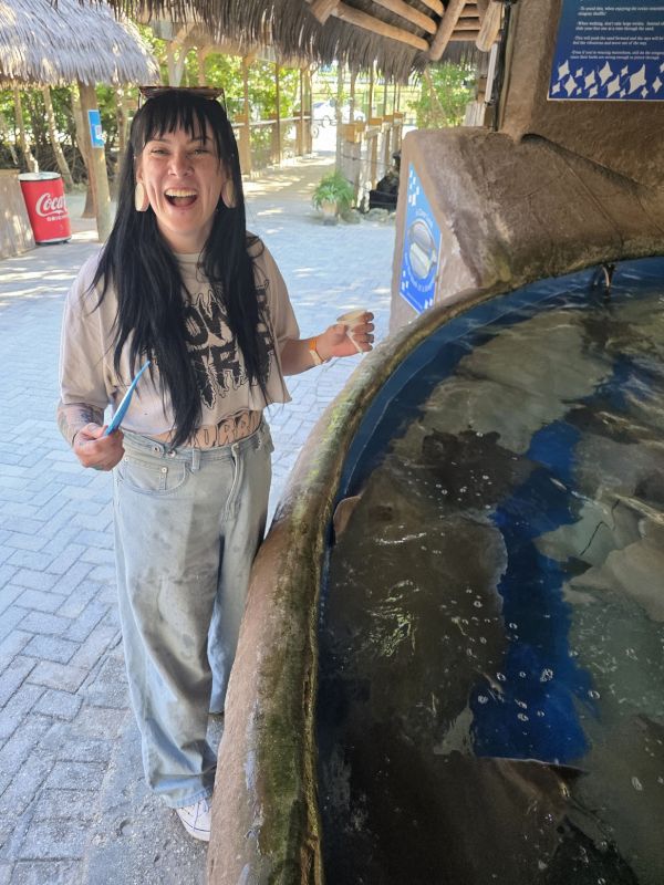 Ellen Feeding the Stingrays